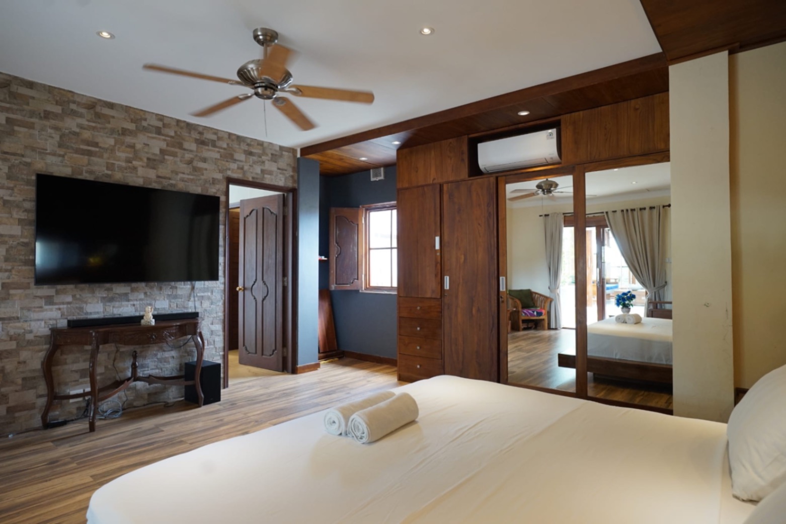 4 bedrooms villa - min 3 years