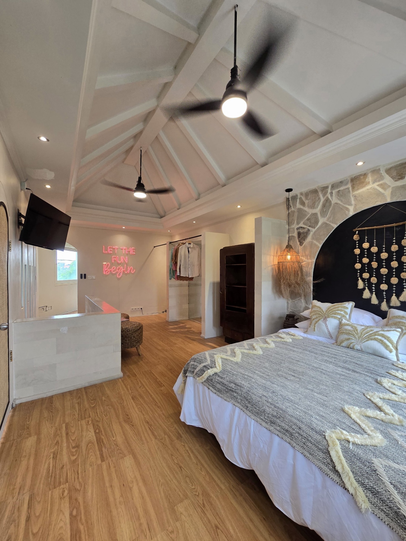 NEW PRIVATE POOL 1 BEDROOM VILLA CENTRAL CANGGU w/ office, full kitchen & staff