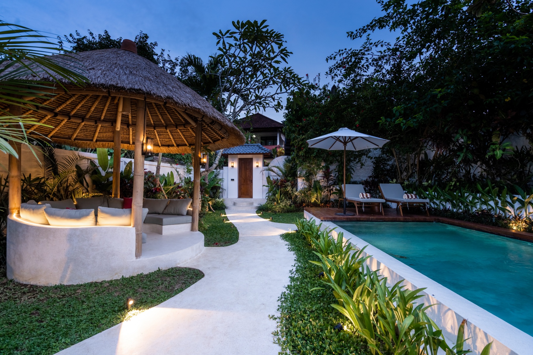 Capri - 2BR Comfort Vila w/ Spacious Pool, Bathub, Outdoor Lounge & Garden