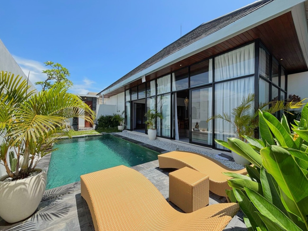 Arizona: 3BR Beachside Pool Villa w/ Tropical vibe