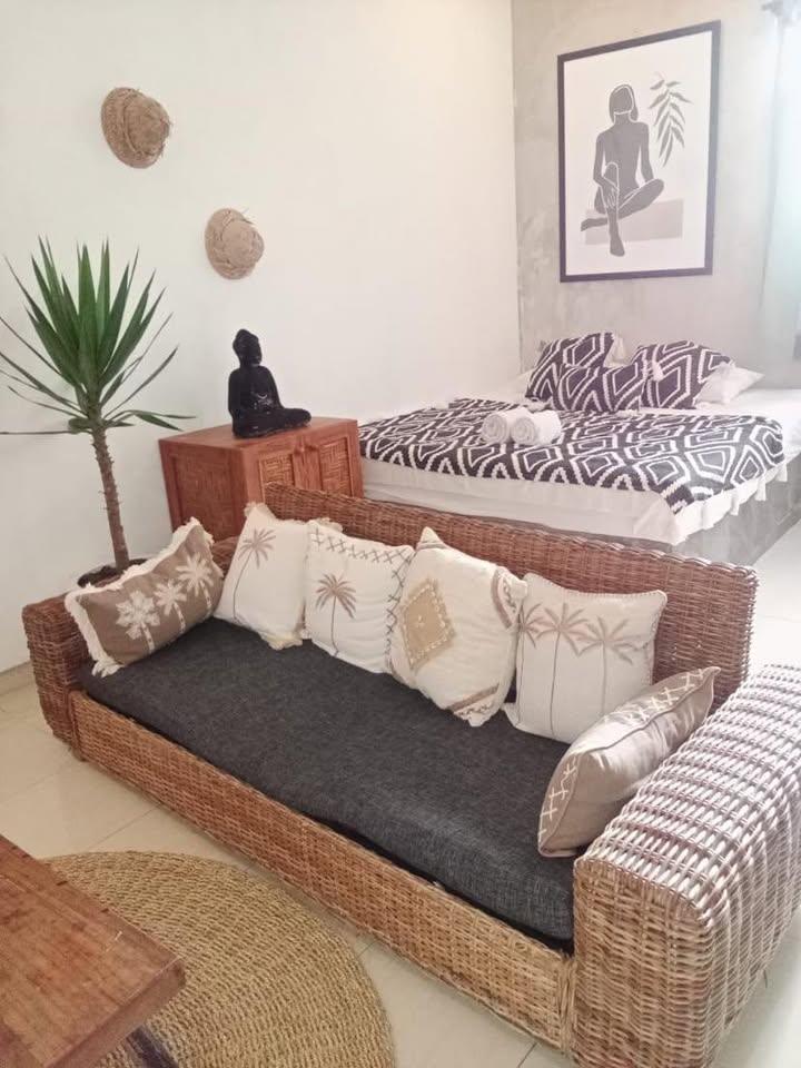 Seminyak Beach Studio Apartment w/ private garden, wifi & aircon. Pet friendly.