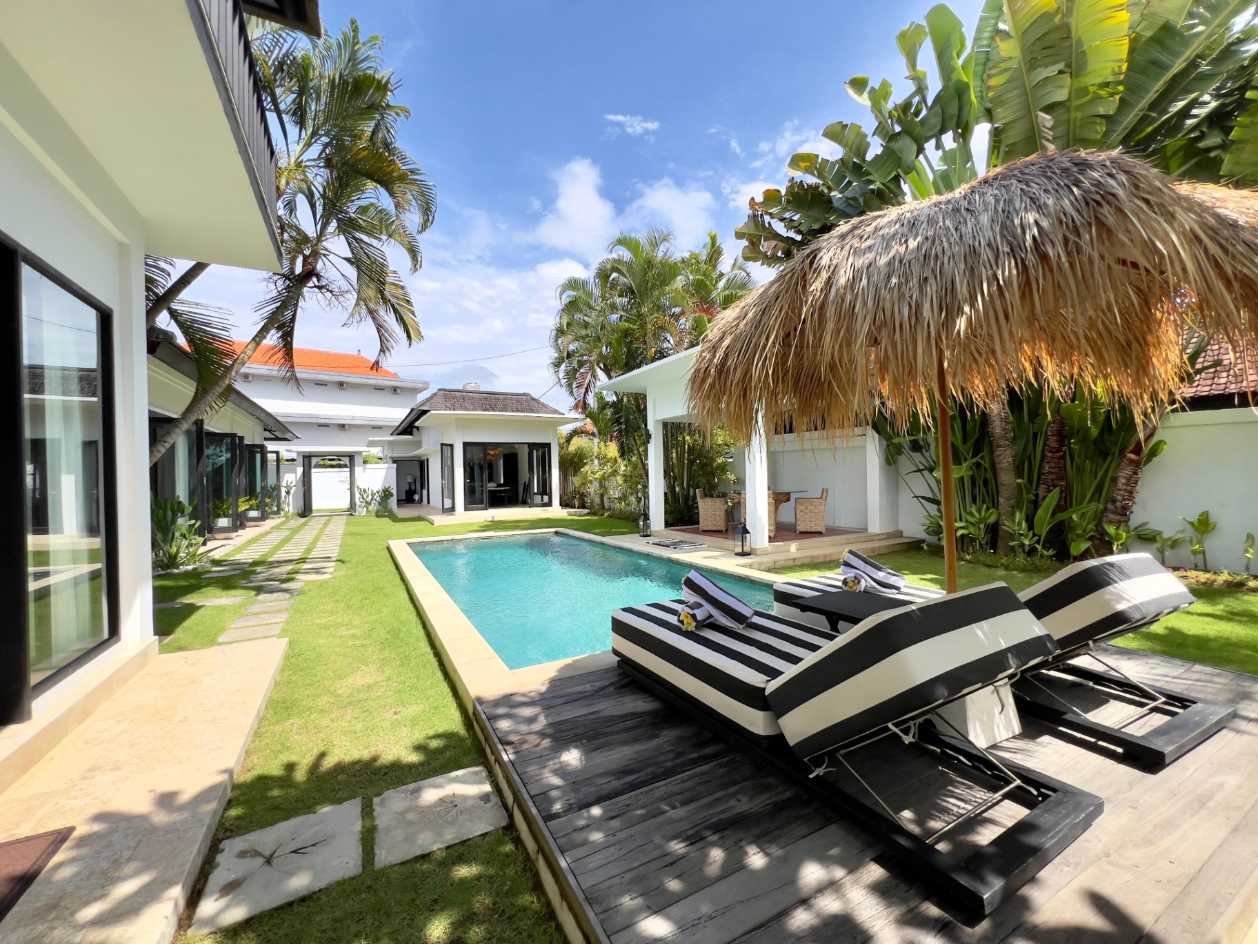 *4 BEDROOMS LUXURY TROPICAL STYLE* 1,4 Km WALKING DISTANCE TO BATU BOLONG BEACH