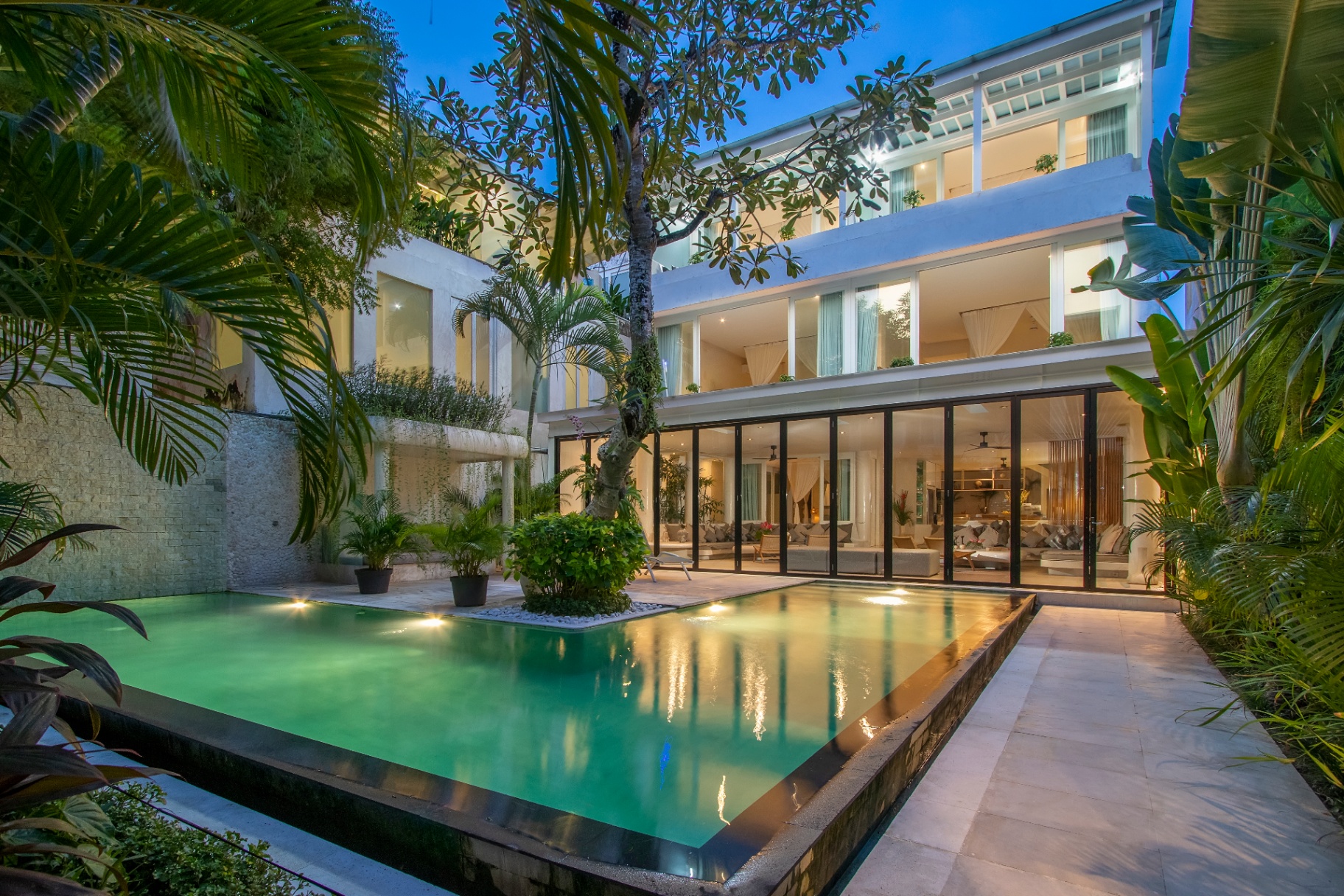 Batu Belig - 5BR Luxury Villa By The Sea