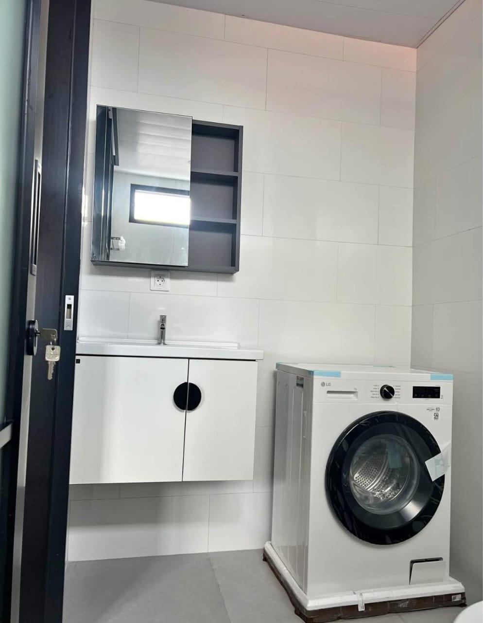 Studio room with private kitchen and washing machine