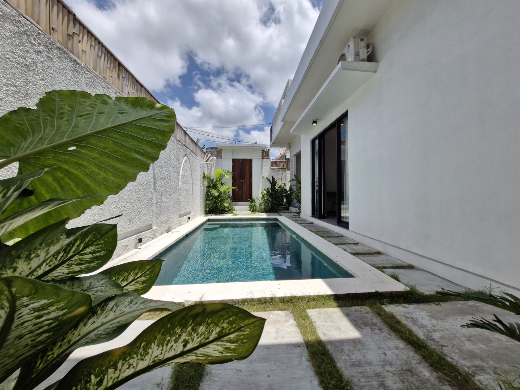 VILLA FOR LONG-TERM OR YEARLY RENT. Location in Padonan, Canggu