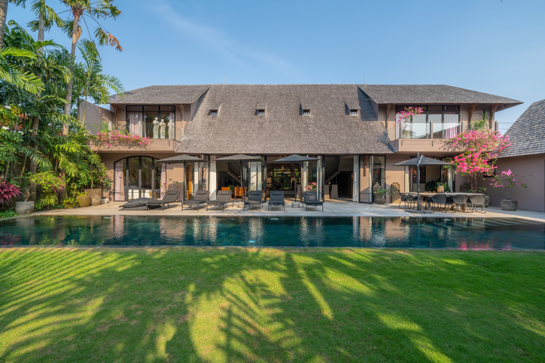 Villa Nehal - Luxury 5BR Villa with 20m Pool and Huge Garden!!