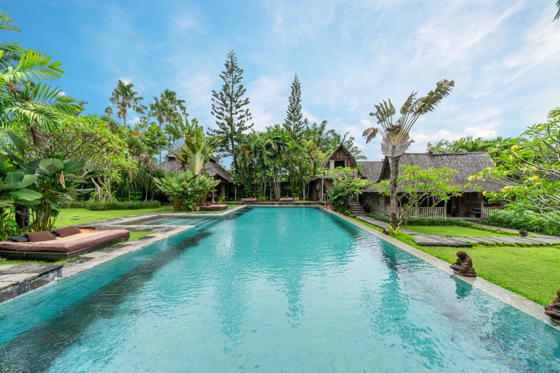 Villa Asli – Huge 5 Bedroom in Batubelig, Only 1 Minute Walk to the Beach