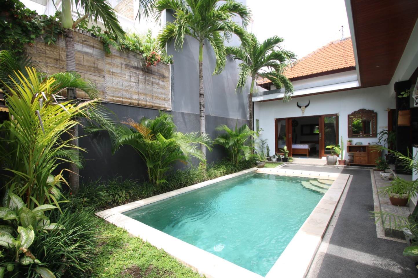 DO 454- FOR RENT TROPICAL CONTEMPORER VILLA IN THE HEART OF UMALAS