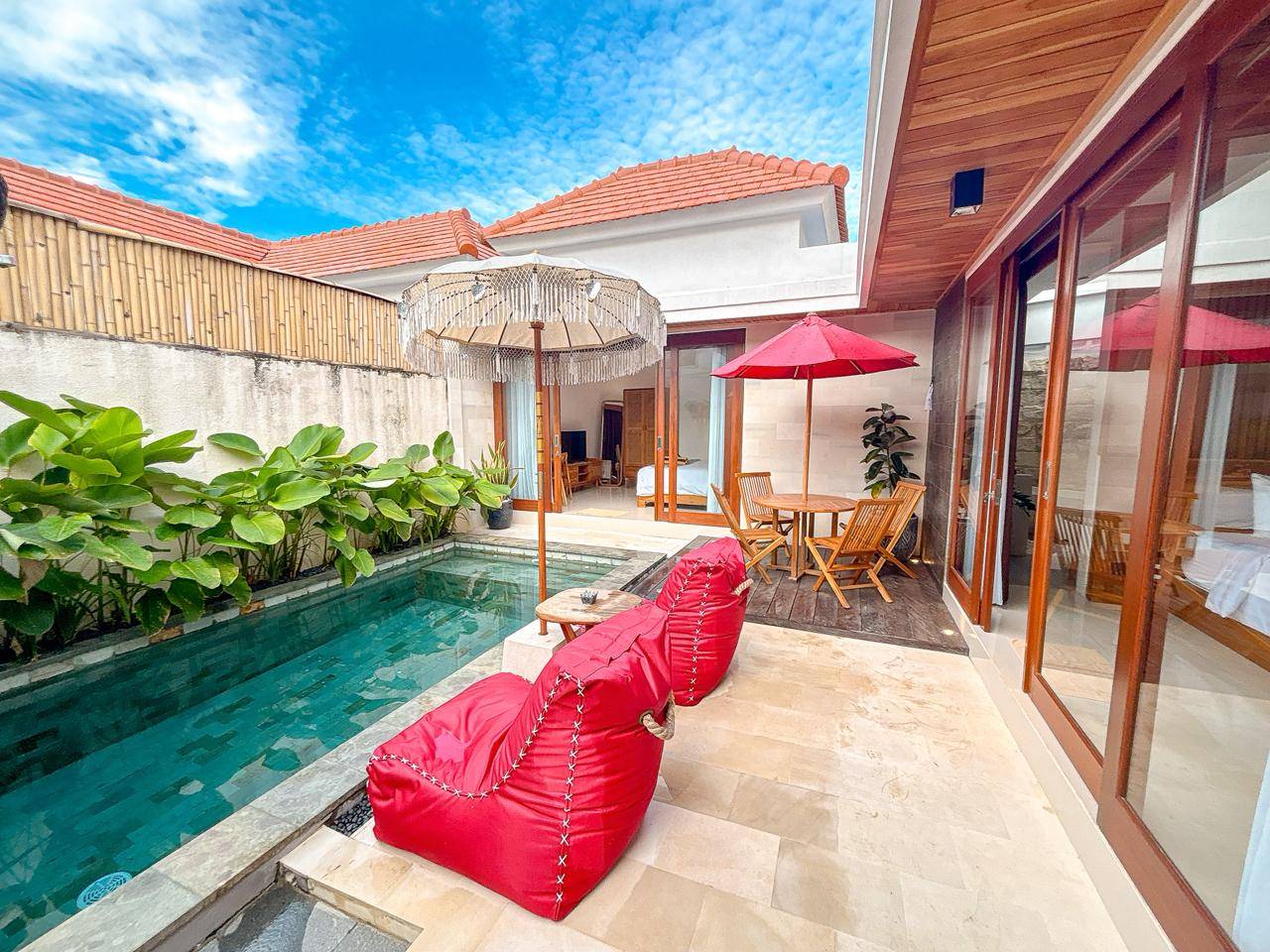 IS 01- FOR RENT VILLA  CONTEMPORER TROPICAL LOCATED AT SEMINYAK 