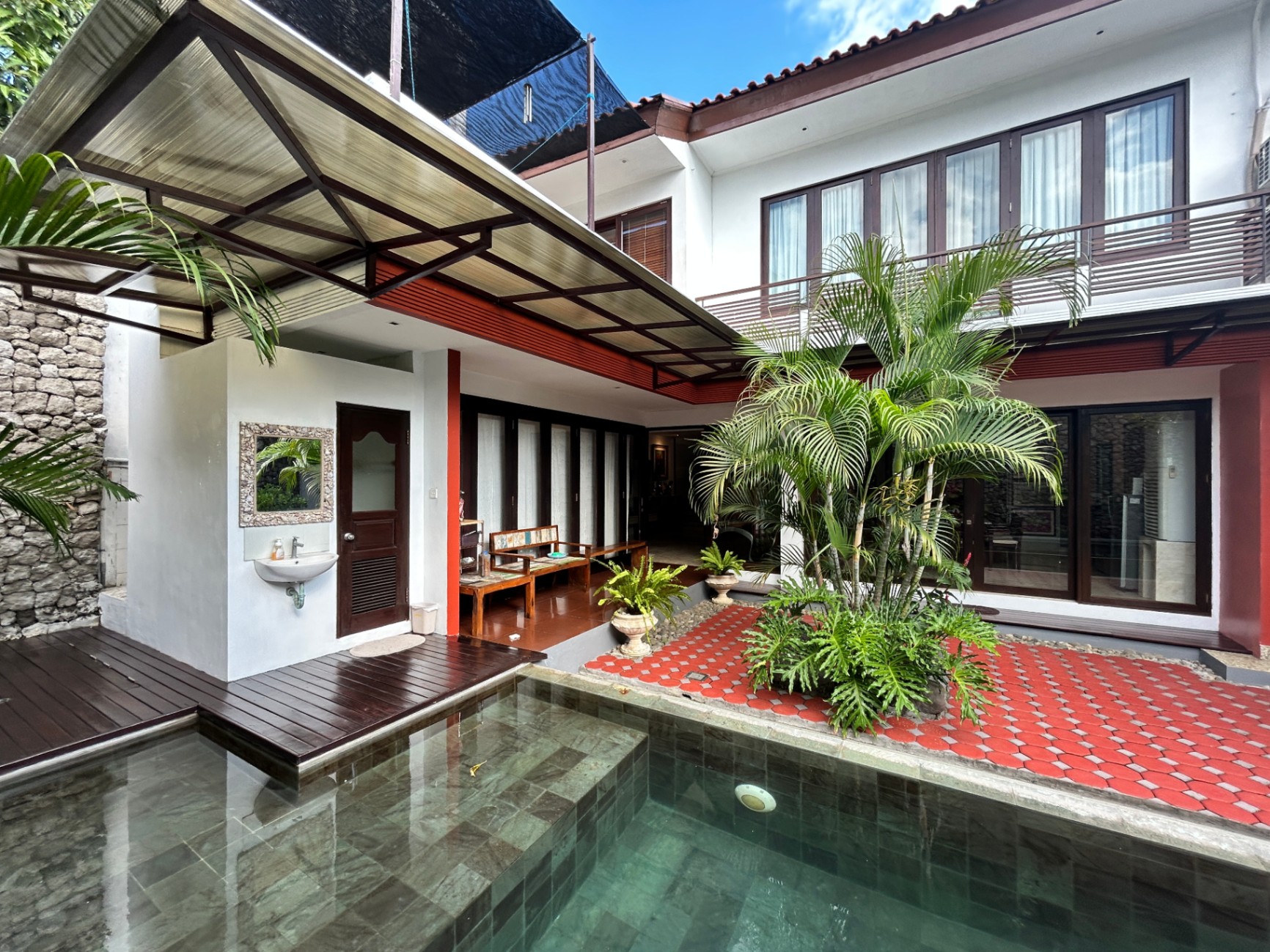 5BR Lux Villa w/ Pool & Prime Location