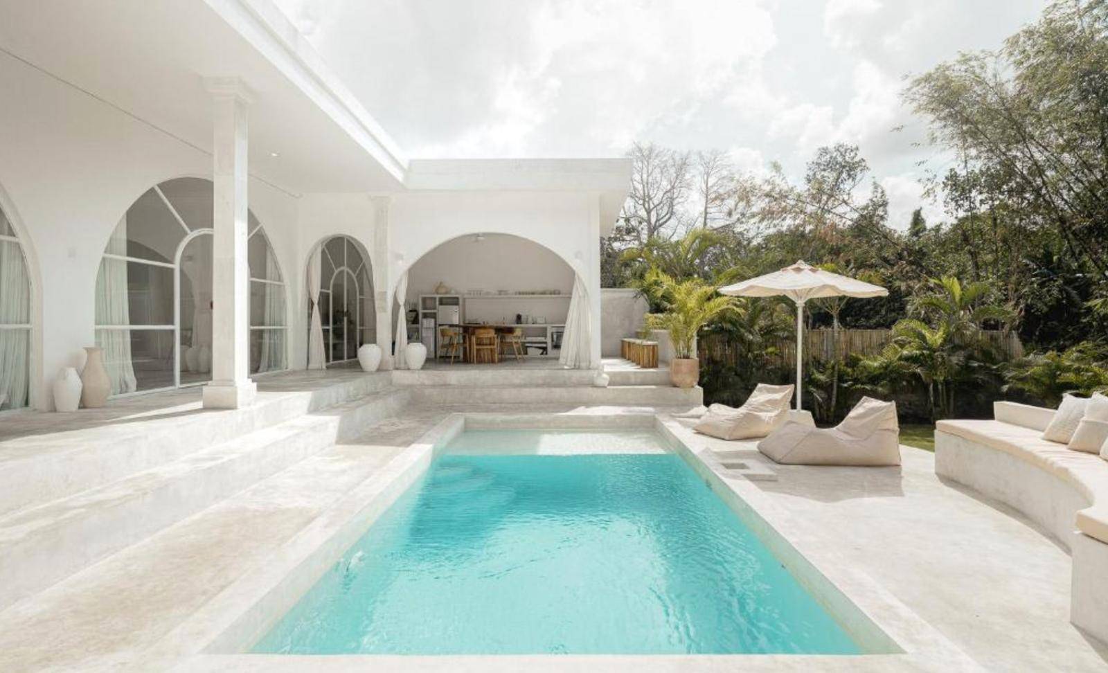 Minor Reno Needed: Beautiful Villa With Spacious Lawn