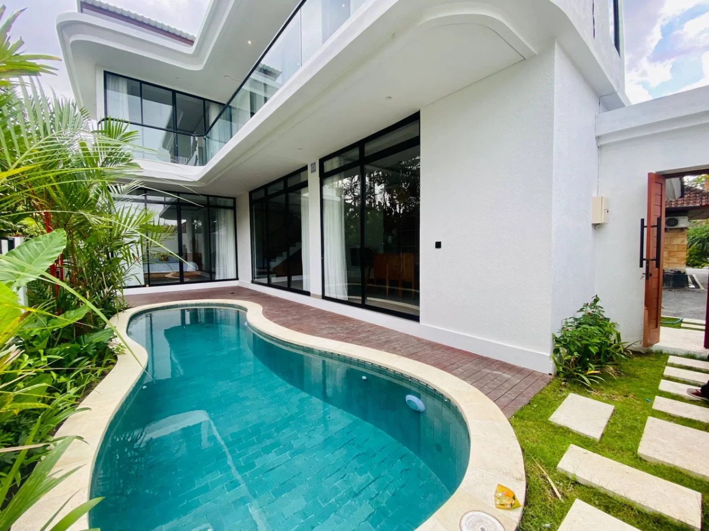 3 BEDROOM BRAND NEW LUXURY VILLA IN PRIME PERERENAN