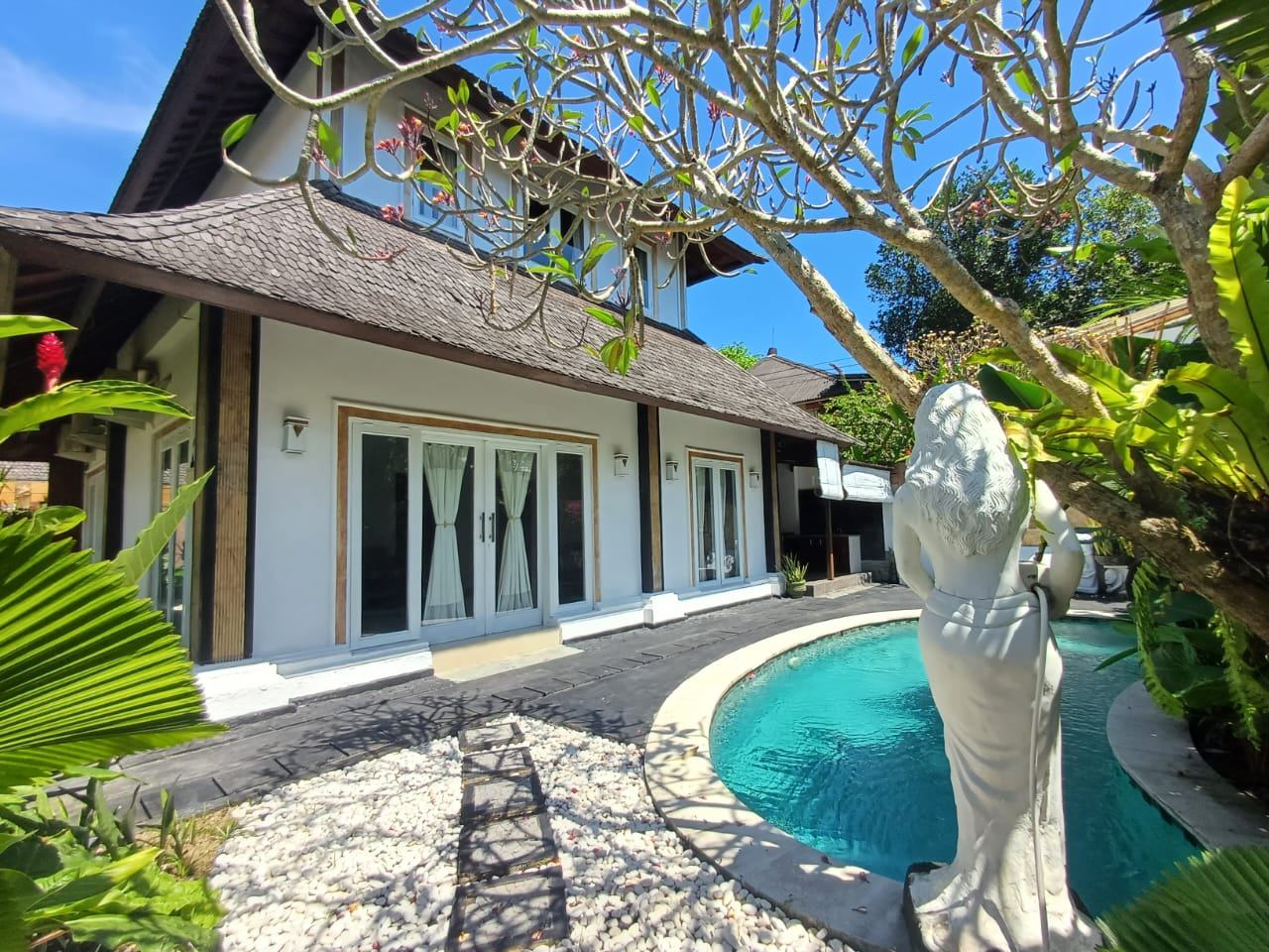 Villa Nelayan - 3 Bedroom Tropical Villa near the Beach