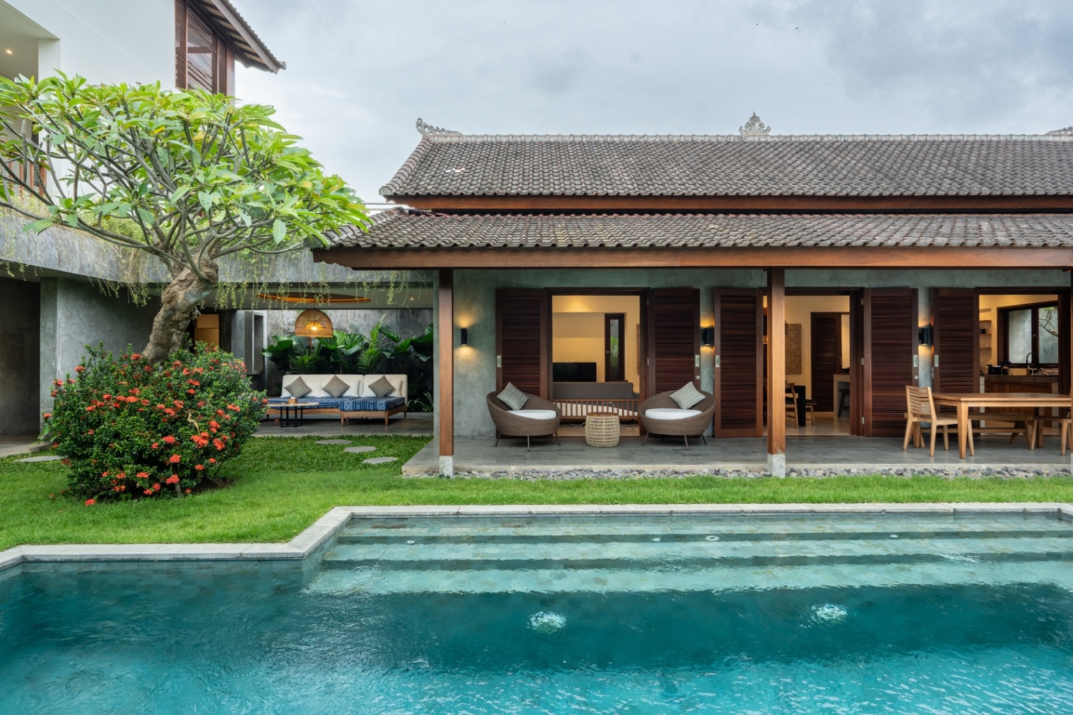 Just Residence - Tropical 3 BR Designer Villa Canggu, Pool & Rooftop