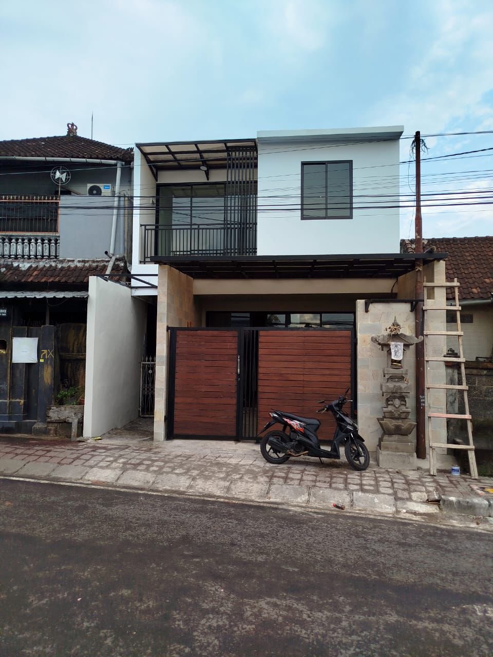 Modern 3-Bedroom Villa with Jacuzzi in Central Location